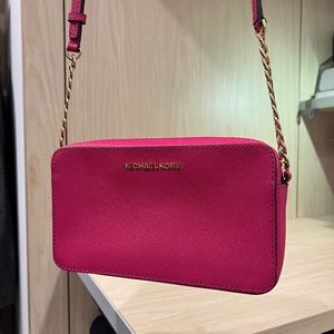 Like New Michael Kors Crossbody Purse in Hot Pink